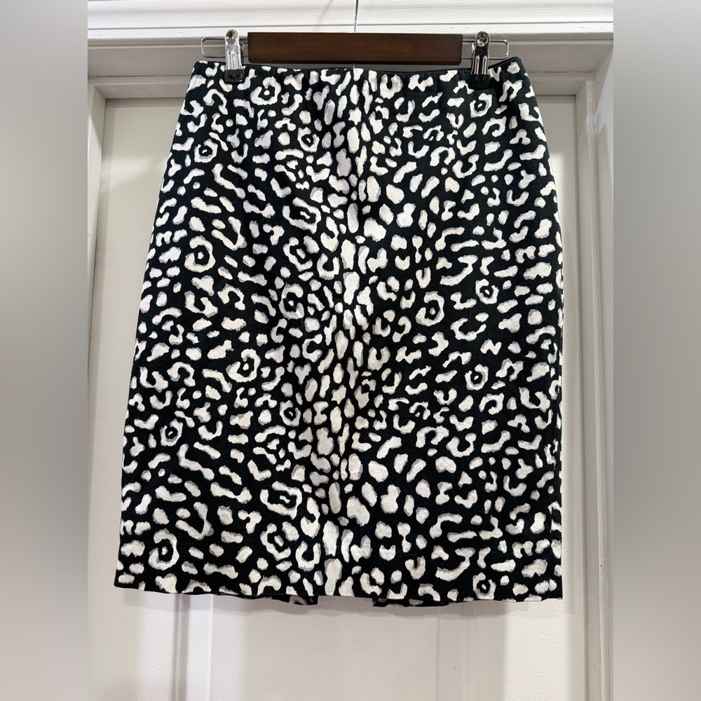 White House Black Market Black and White Patterned Pencil Skirt Size 4